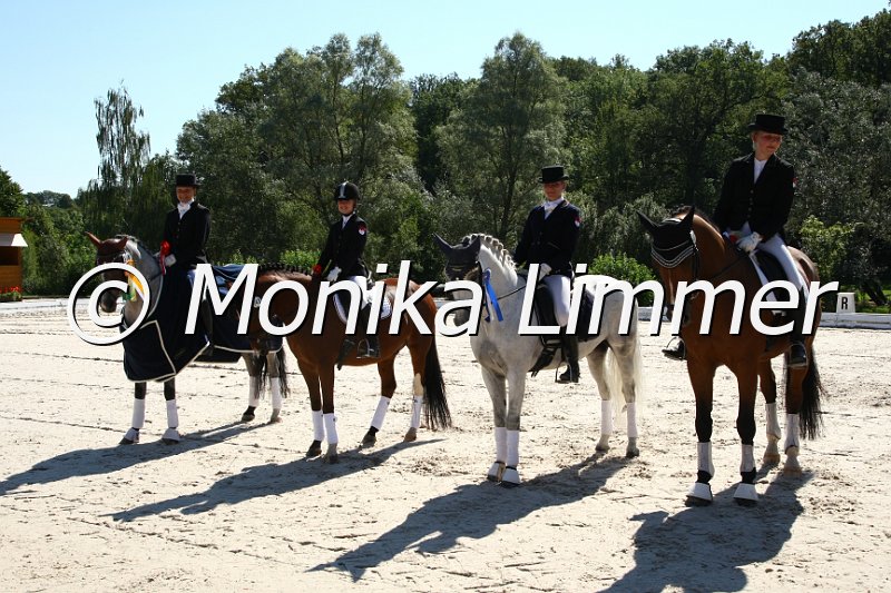 109M7186_Dressur L_Mannschaft.JPG